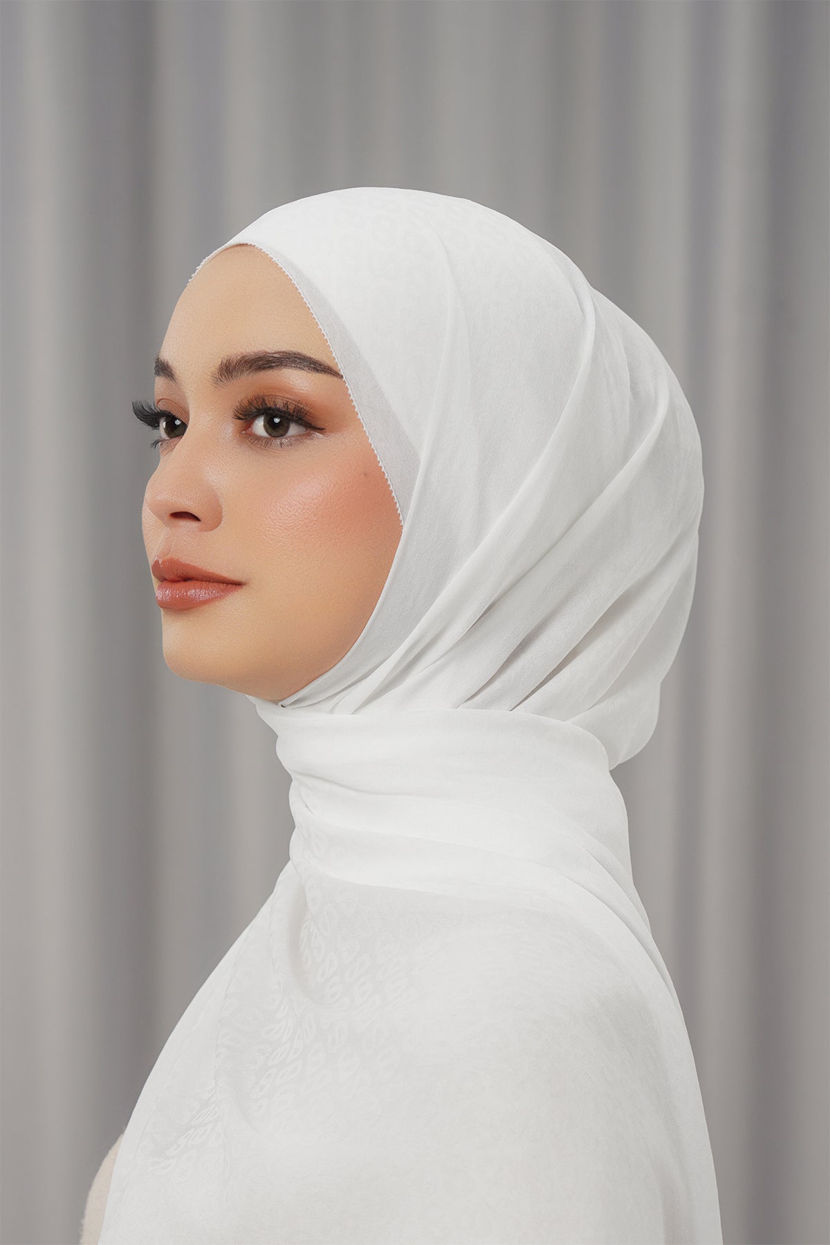 Georgette Tapis Shawl - White
