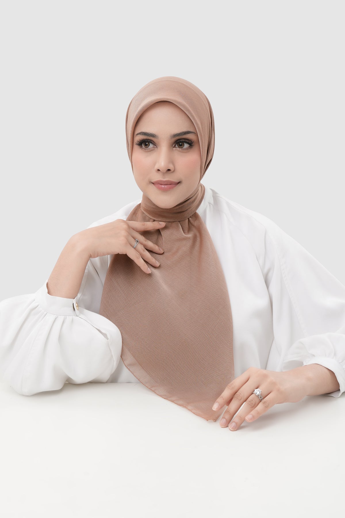 Sunday Square - Almond