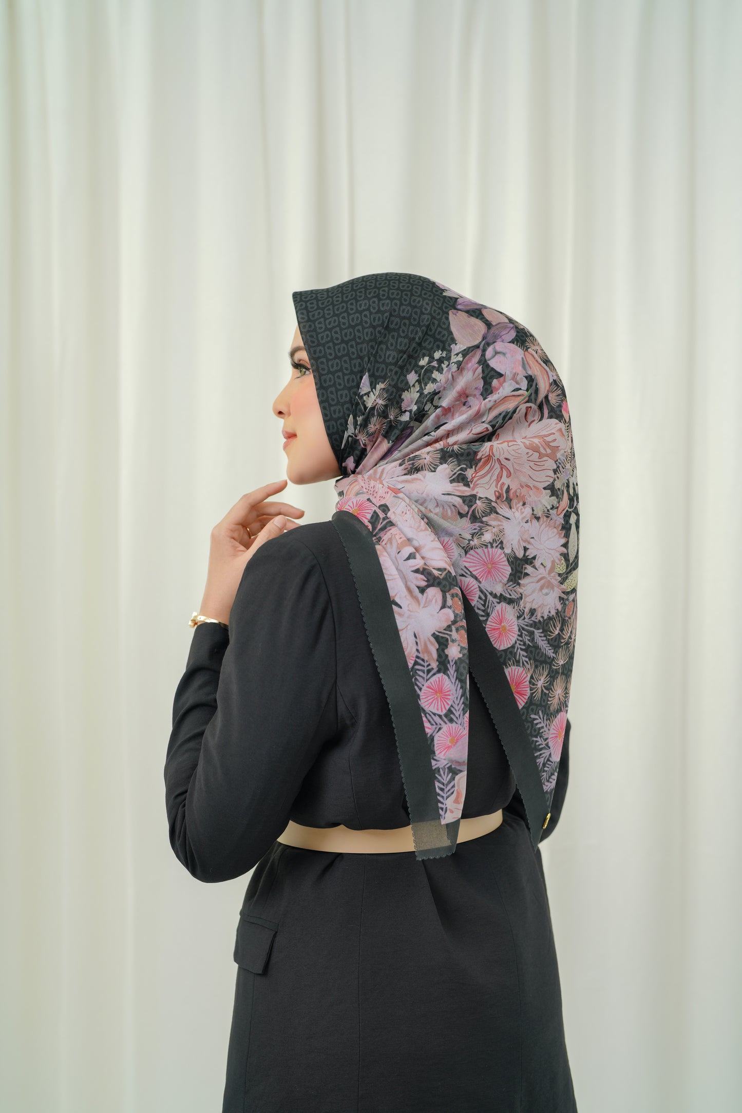 The Gardenia Square - Black Dahlia