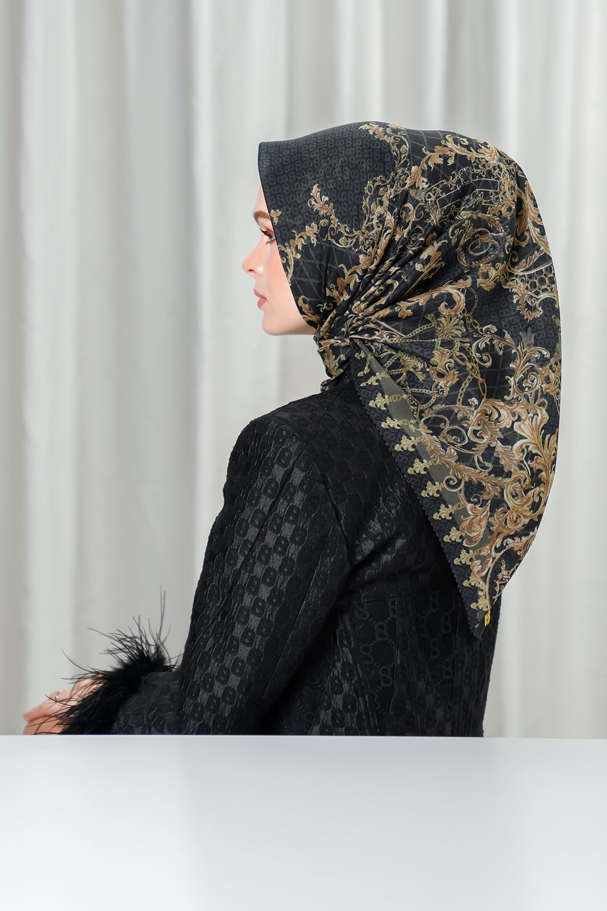 The Crown Square - Black