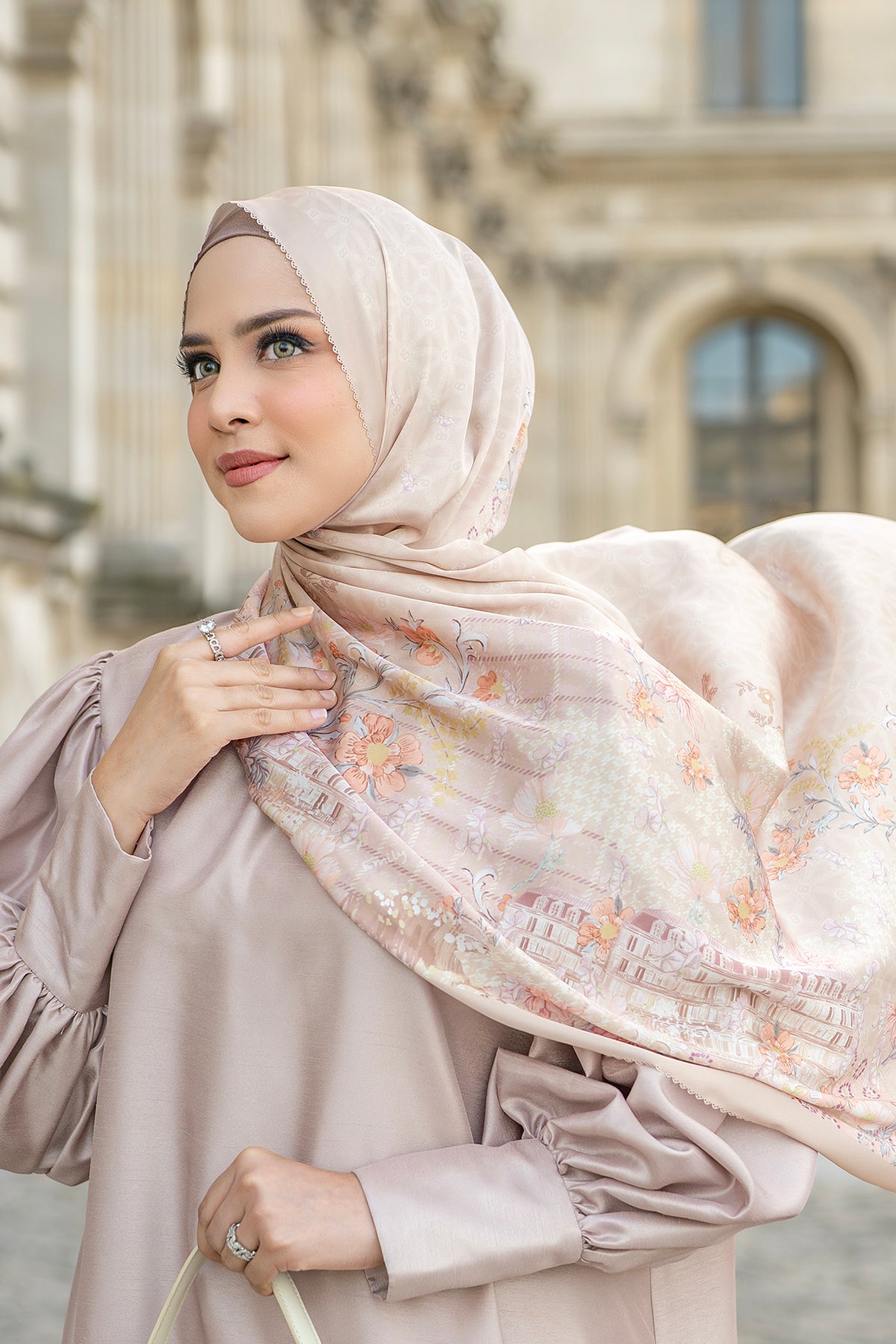 The Parisian 2.0 Satin Shawl - Amande