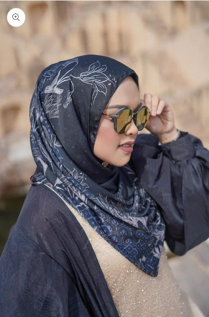 Maharani Series/Satin Square/Black