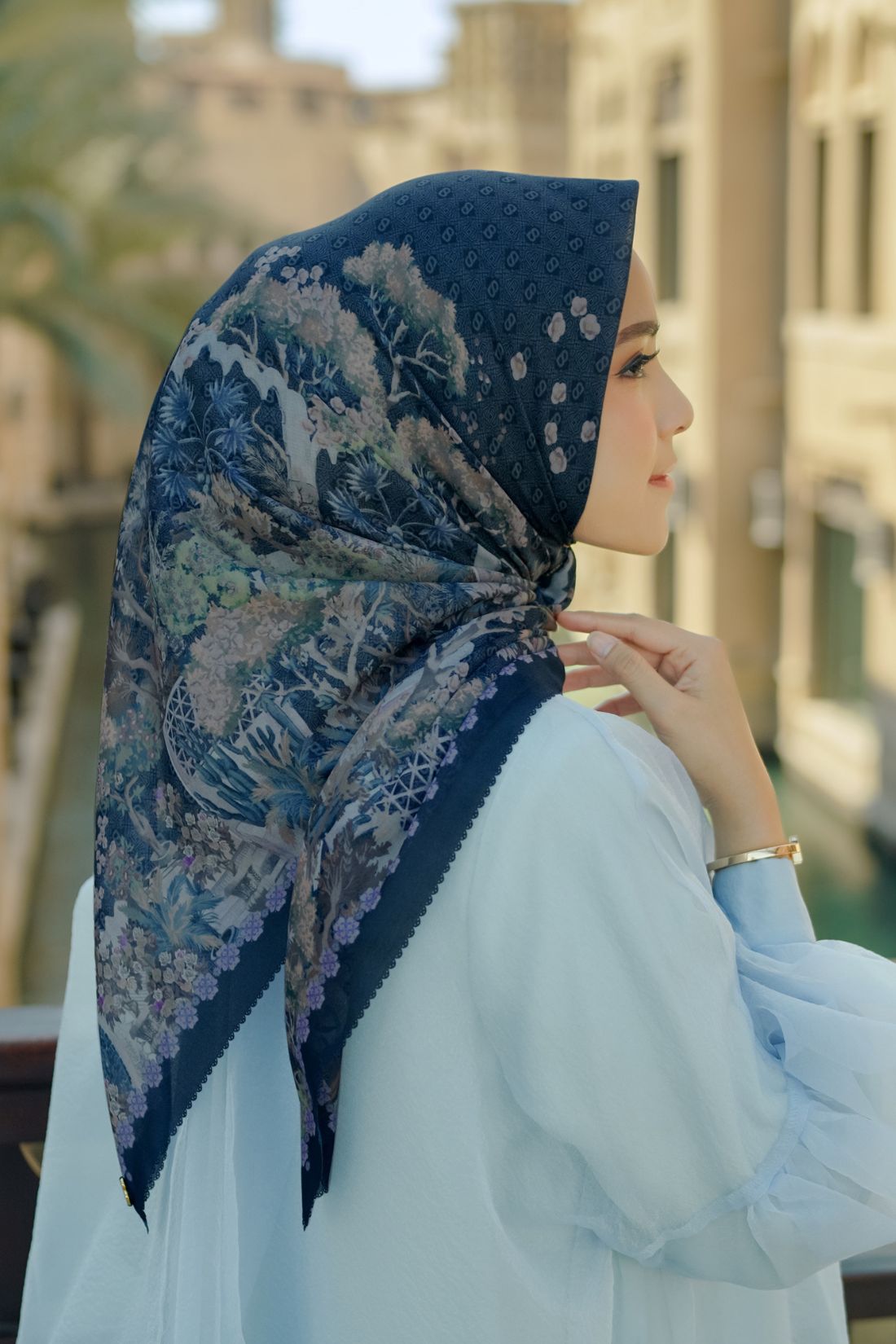 Al Qasr Square - Flag