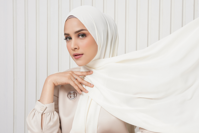 Afraid to Wear White Scarves? Here Are the Tips You Need to Know