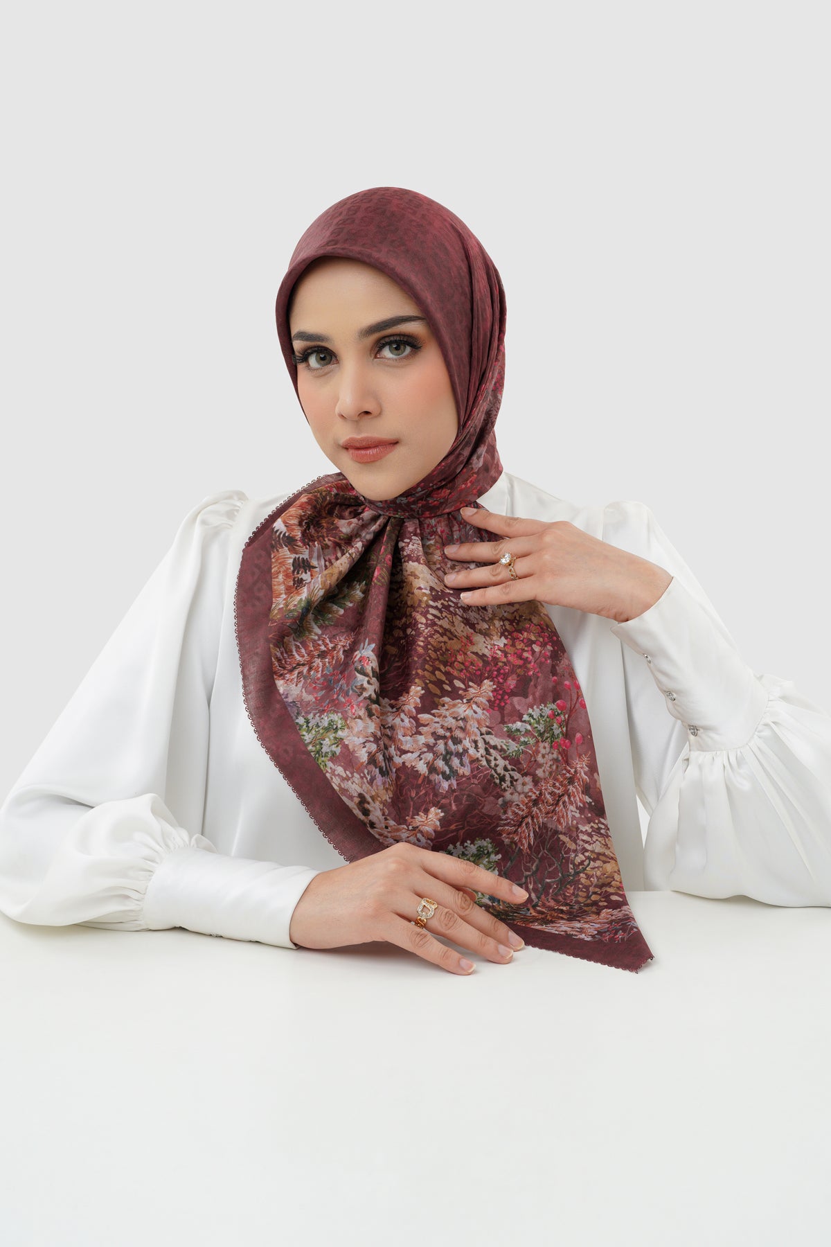 Holiday 3 Voile Square - Crimson