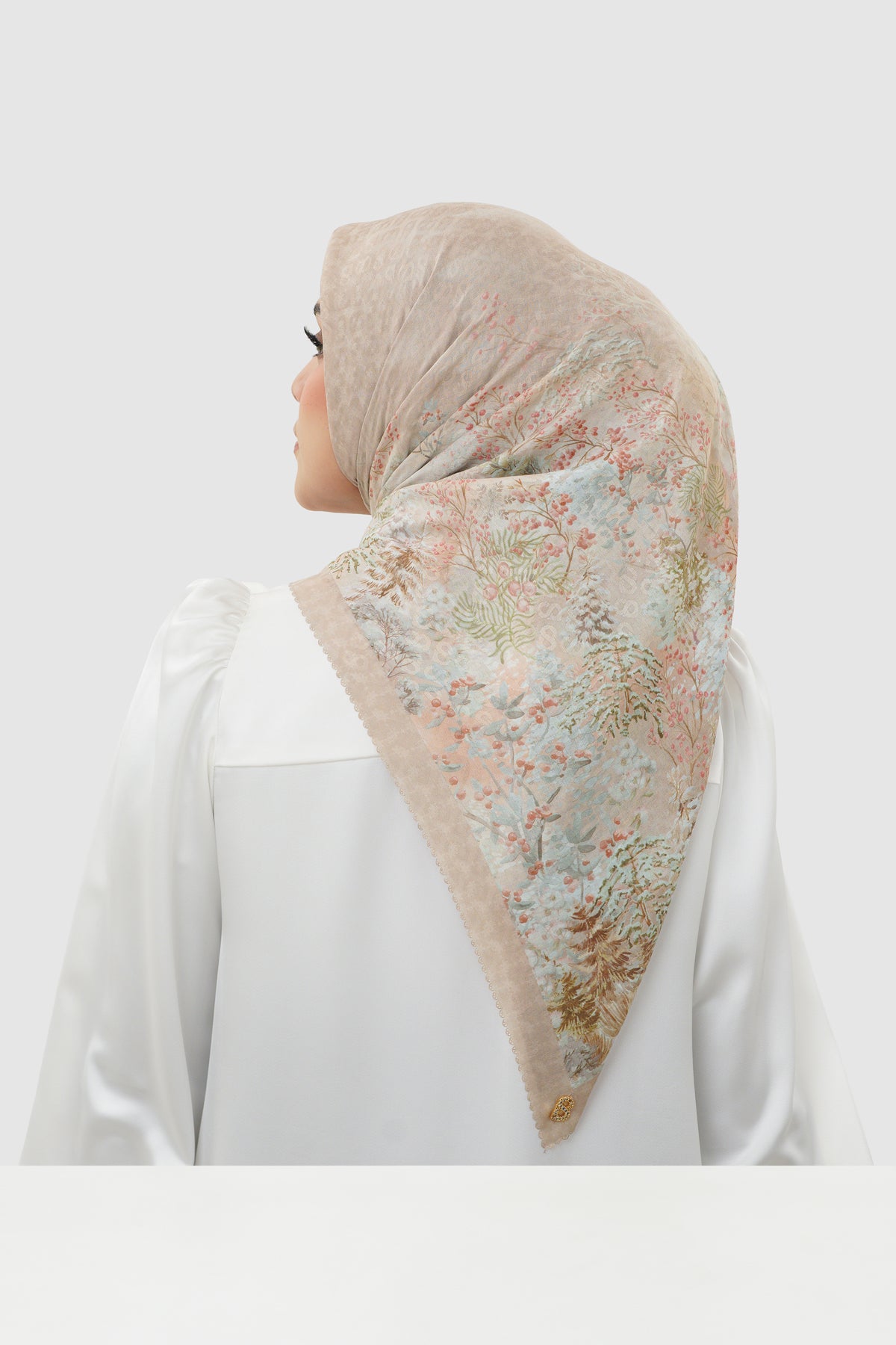 Holiday 3 Voile Square - Latte