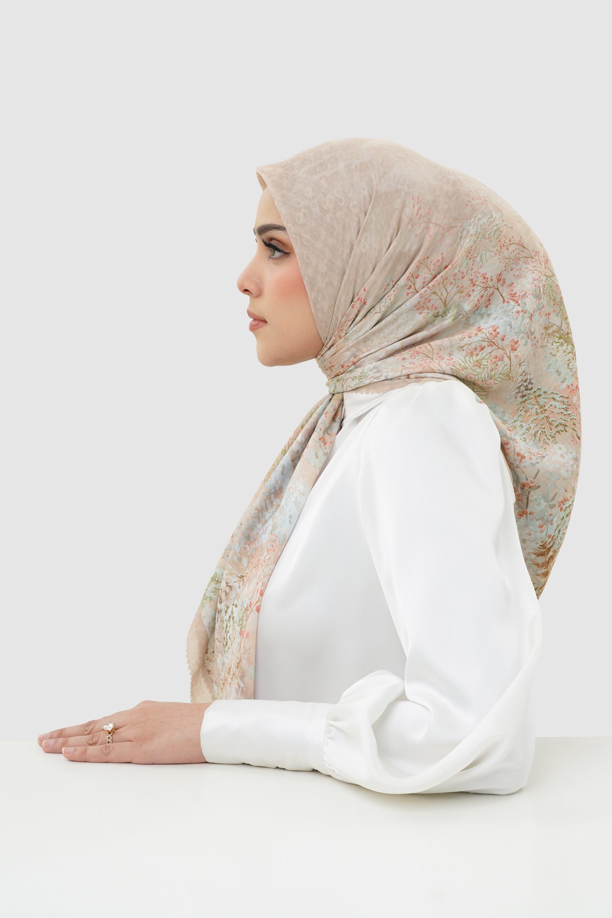 Holiday 3 Voile Square - Latte