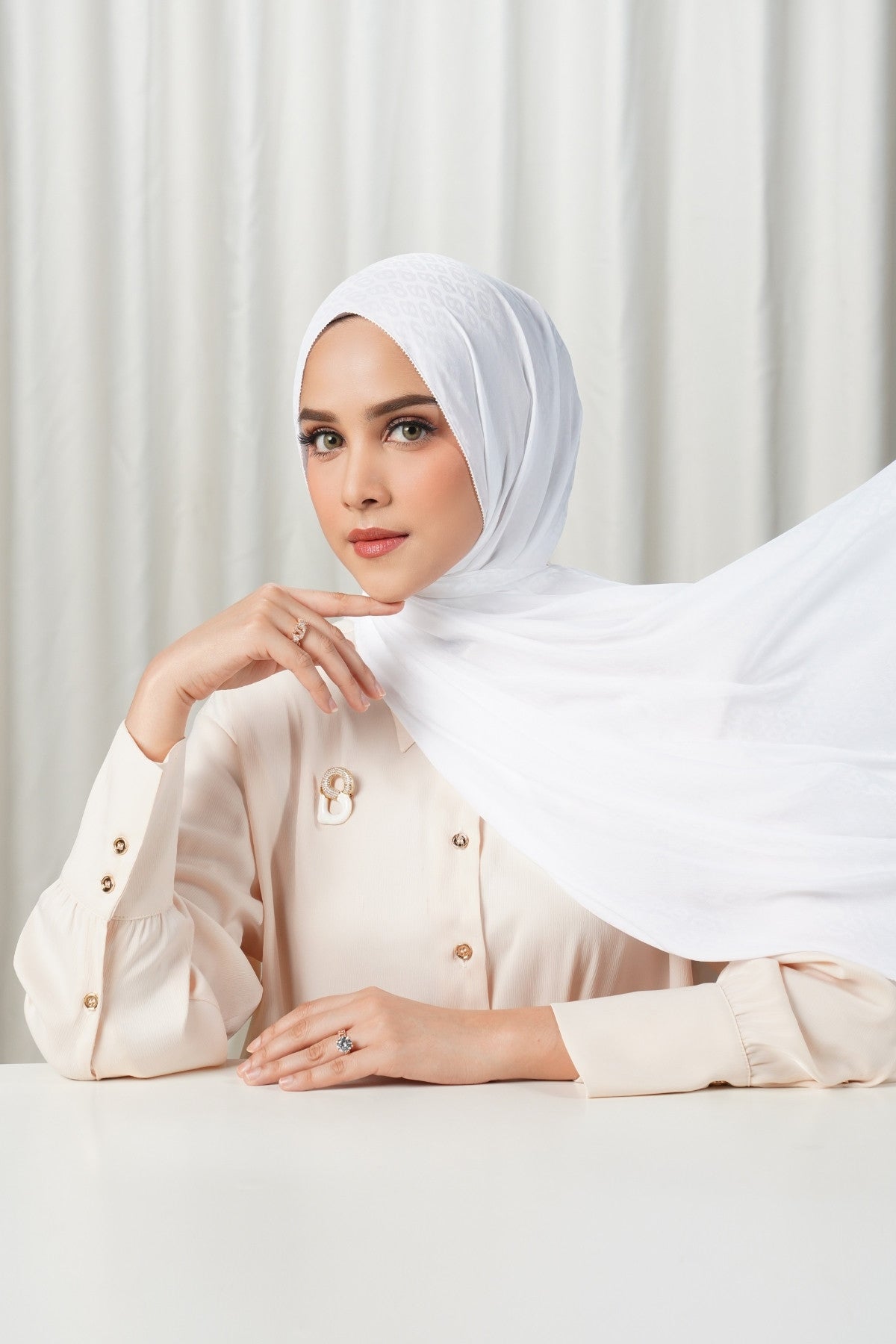 Tapis Satin Jacquard Shawl - Brilliant White