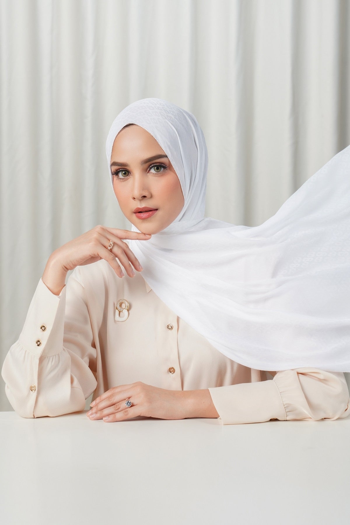 Tapis Satin Jacquard Shawl - Brilliant White