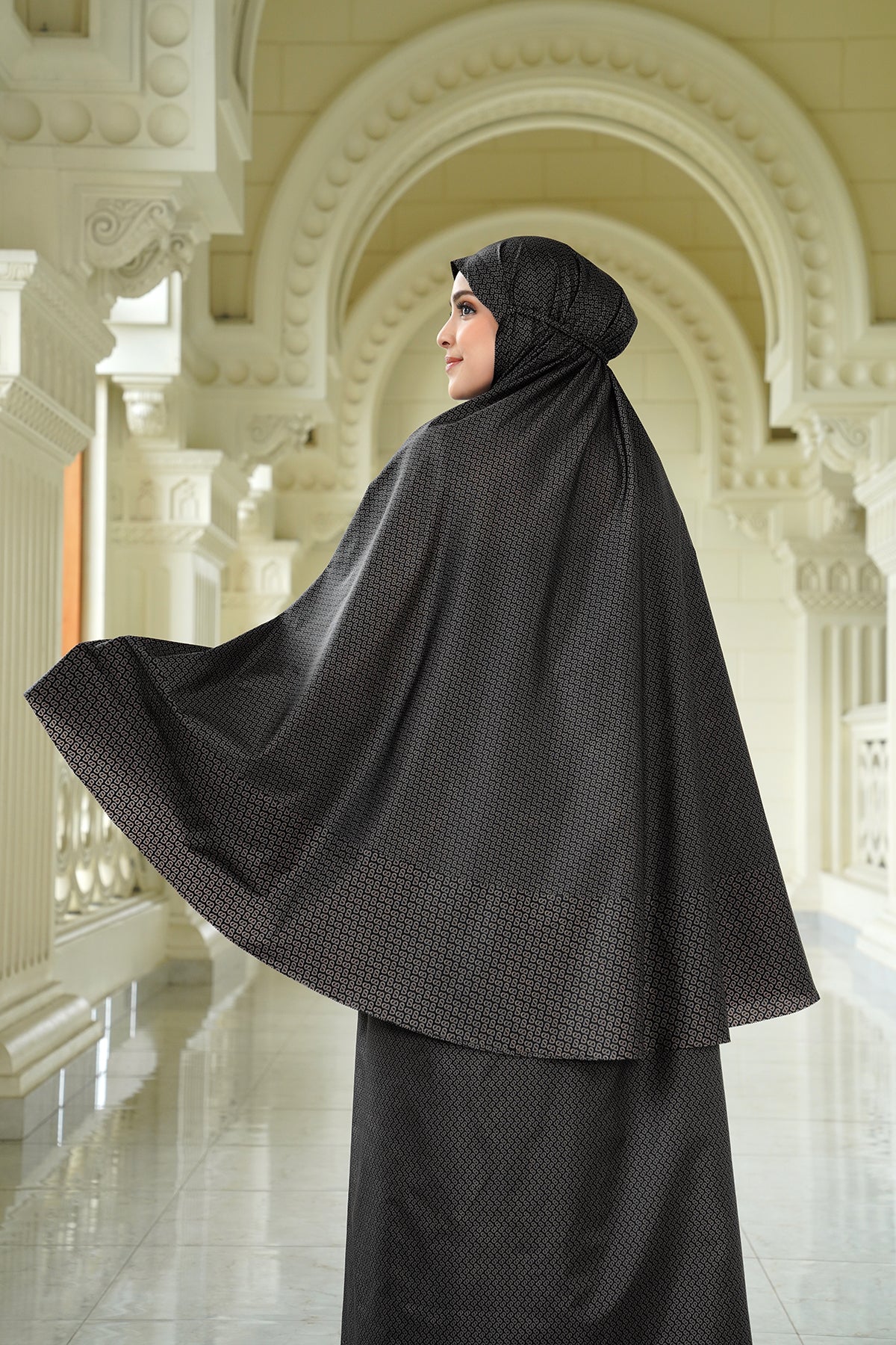 Tapis de Fleur Capsule Prayer Robe - Black