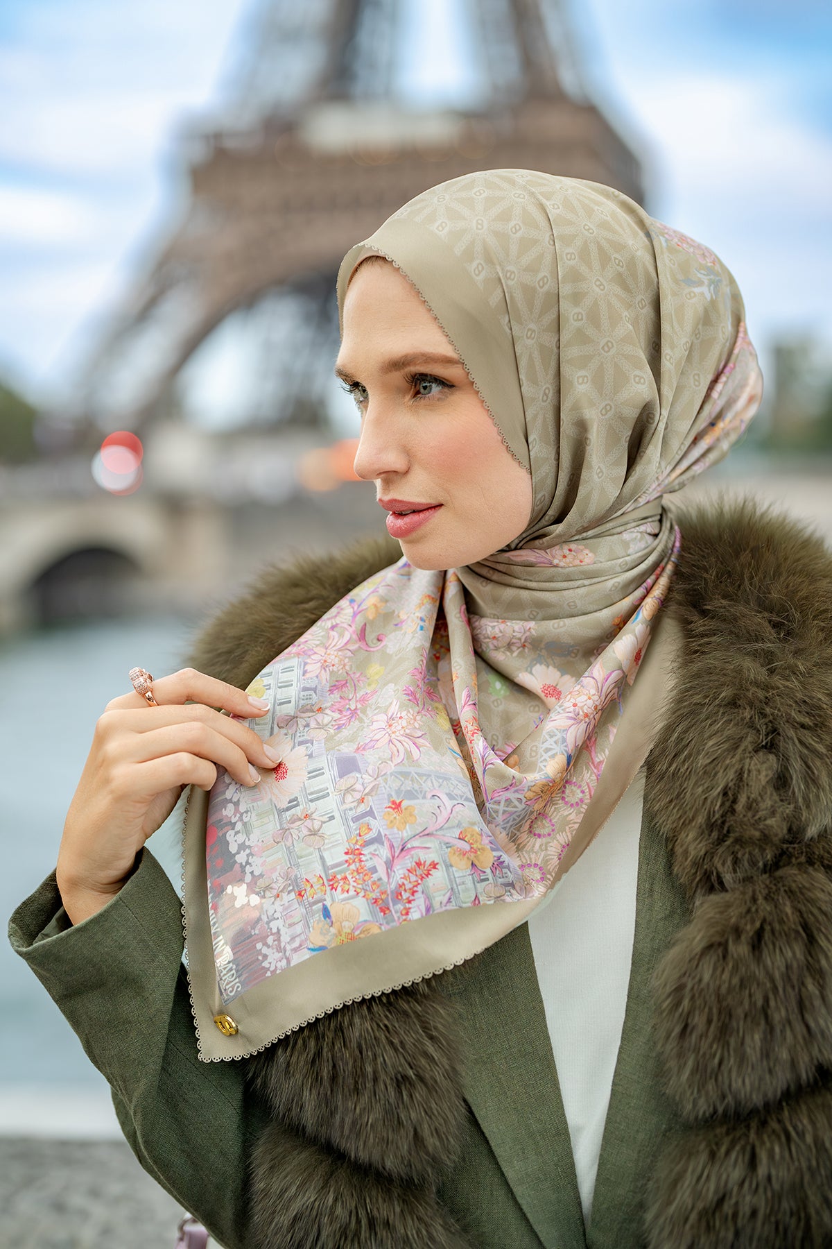 The Parisian 2.0 Satin Shawl - Feuille