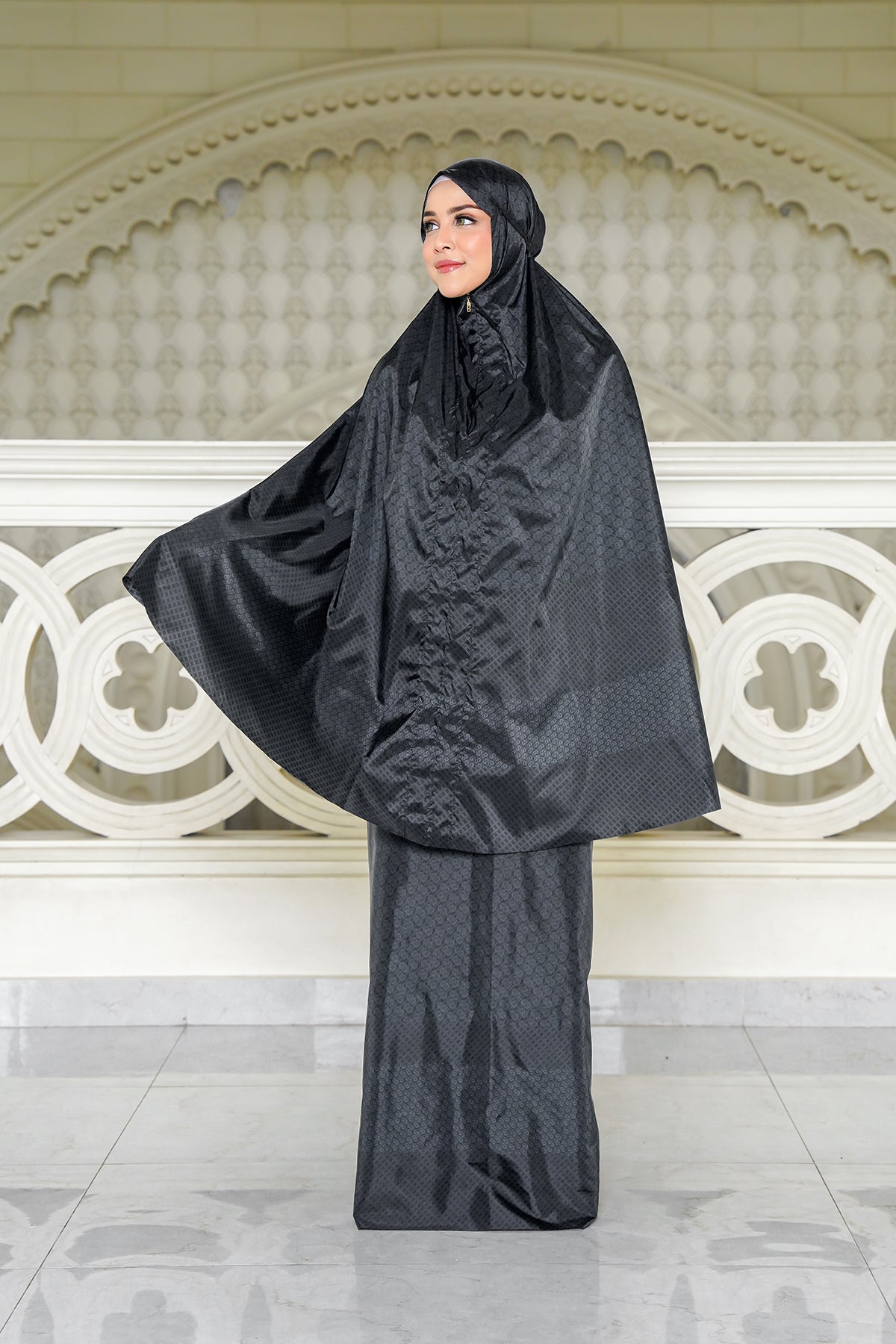 Wicker Capsule Prayer Robe - Black