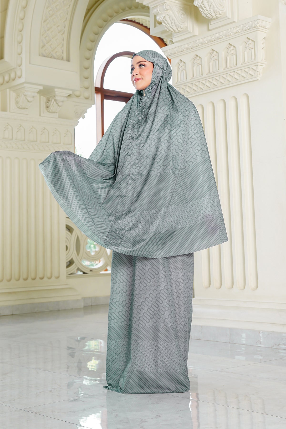 Wicker Capsule Prayer Robe - Green Bay