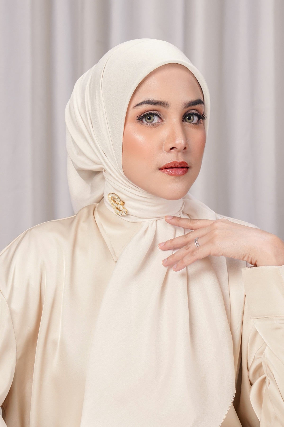 Today's Scarf - Whisper White – Buttonscarves Malaysia